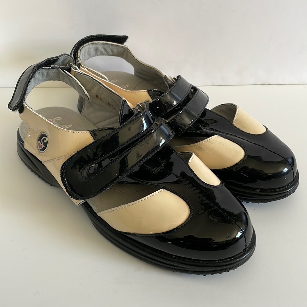 Women’s Sandbaggers Black and White Velcro Golf Shoe